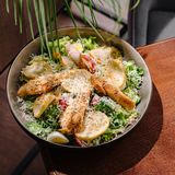 Салат Цезарь с курицей