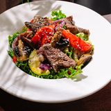 Теплый салат с телятиной на гриле