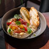 Паштет из белой фасоли с прошутто и запеченным перцем