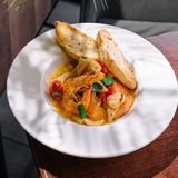 Закуска с королевскими креветками и кальмаром