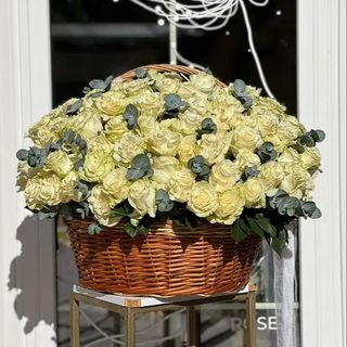 151 белая роза с эвкалиптом в корзине - #2