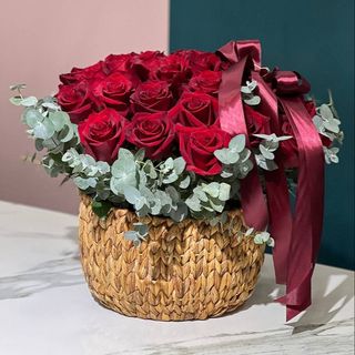 Корзина из голландских красных роз - "Пьянящая любовь"