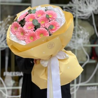 Букет из 11 гербер с эвкалиптом - "Lunafleur"