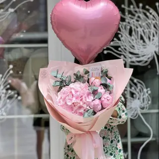 Buchet din bujori și hortensie, balon inimă