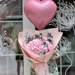 Buchet din bujori și hortensie, balon inimă