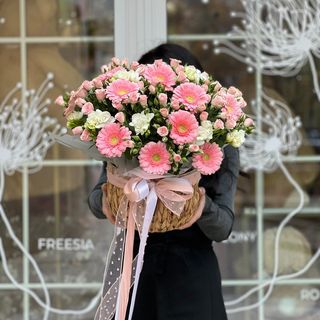 Корзина из кустовой розы, гербер - "Селена"