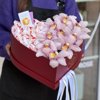 Коробка сердце с орхидеями и рафаэлло - "Клементина"