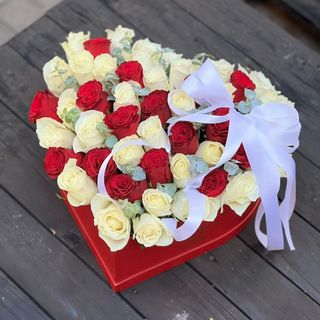 Коробка сердце с красными и белыми розами - "Miranda"
