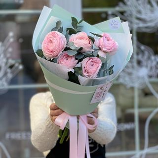 Букет из ранункулюсов и эвкалипта - «Мон амур»