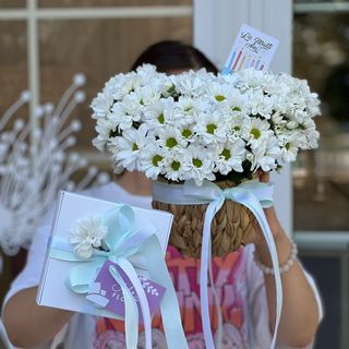 Корзина с хризантемами, печенье меломакарона - "White lady"