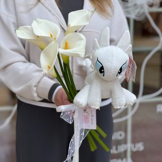 Букет из 5 калл, мягкая игрушка - "Minimal White"