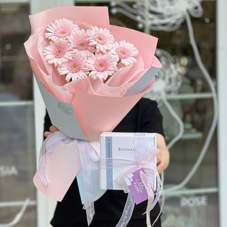 Букет комплимент из гербер, печенье - «Меломакарона» 500 гр.