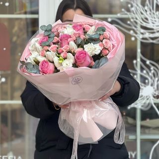 Букет белых тюльпанов, розовых роз - "Rose's Glow"