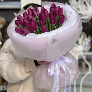Букет из 25 фиолетовых тюльпанов