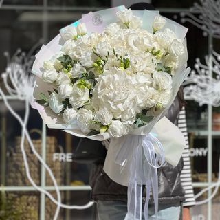 Букет из гортензий и эустомы - "Созвездие ангела"