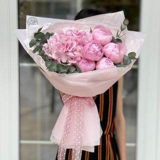 Buchet din bujori și hortensie