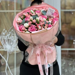 Букет из розовых роз, белых тюльпанов - "Лёгкий намек"