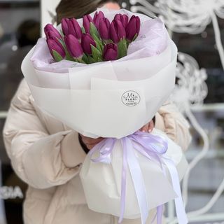 Букет из фиолетовых тюльпанов