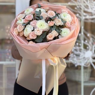 Букет из роз и ранункулюсов - "White Tea"