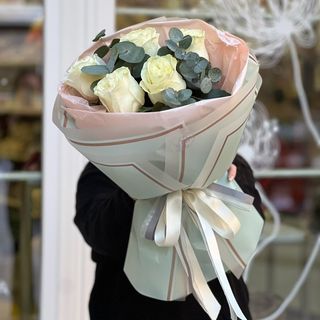 Букет белых роз с эвкалиптом - "Юлия"