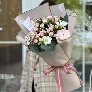 Букет из роз, ранункулюса - «Магия»