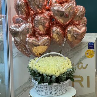 Coș din 151 de trandafiri albi, baloane – „Magnolia”