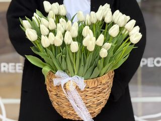 Композиция в корзине из белых тюльпанов - "Aura Blanca"