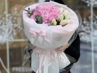 Букет из гортензии и белых тюльпанов - "Розовая изысканность"