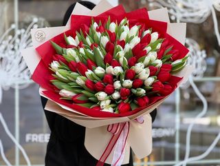 Букет из красных и белых тюльпанов - "Amour Infini"