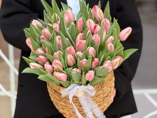 Композиция в корзине из розовых тюльпанов - "Blush Serenade"