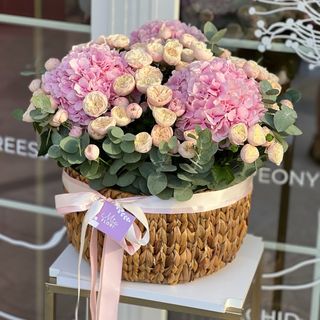 Цветочная композиция в корзине из гортензии и роз - "Регина"