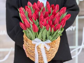 Композиция в корзине из красных тюльпанов - "Amore Profondo"