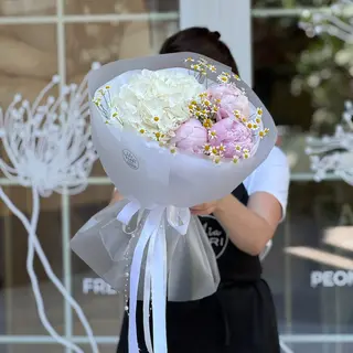 Букет из ромашек и белой гортензии - "White Magic"
