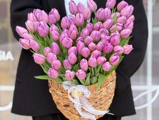 Композиция в корзине из фиолетовых тюльпанов - "Violetta Sogno"