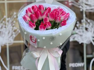 Букет из розово-белых тюльпанов - "Ягодный поцелуй"
