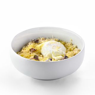 Fulgi de ovăz cu ou poșat și parmezan