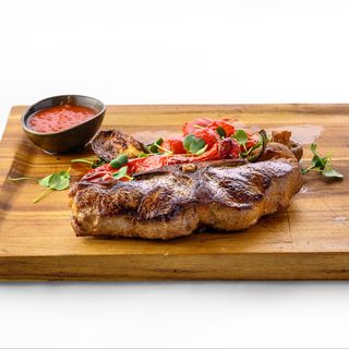 Steak T-bone marinat cu legume la gratar