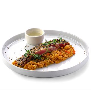 Steak de ton prăjit în semințe de susan cu orez japonez