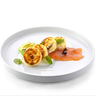 Branzoaice sarate cu tartar din somon și avocado