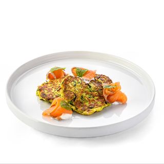 Blinii din zucchini cu somon