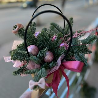 Compoziție de iarnă roz cu brad Nobilis