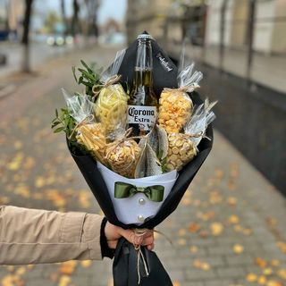 Buchet barbatesc „Corona & Snacks”