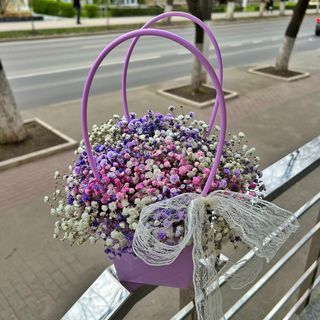 O cutie cu gypsophila