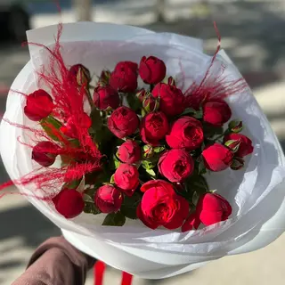 Buchet din trandafiri rosii tip bujor