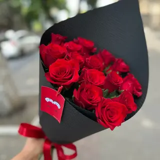Buchet din trandafiri rosii in ambalaj negru