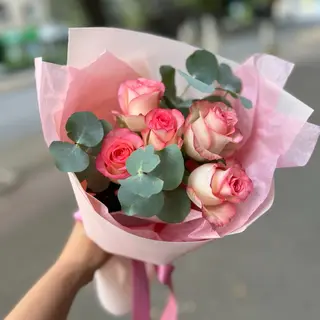 Buchet din trandafiri roz cu eucalipt
