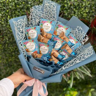 Buchet albastru cu ceai si bomboane