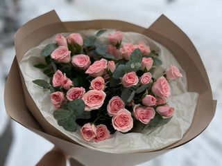 buchet din trandafiri sprei