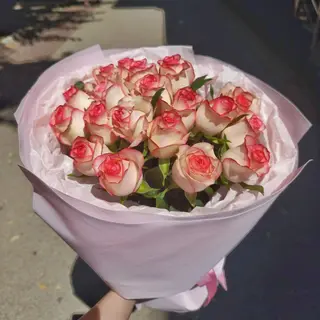 Buchet din trandafiri alb-roz