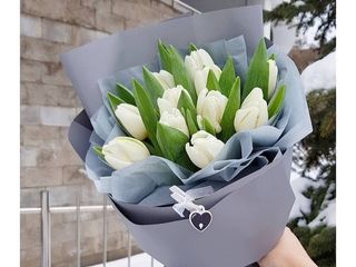 Buchet din lalele albi